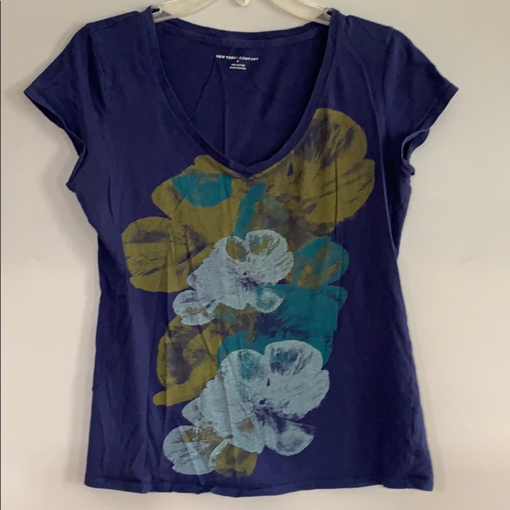 New York & Company Blue T-Shirt w/ Floral Print